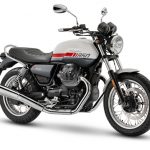 70年〜80代のヴィンテージバイクを彷彿とさせる「V7 SPECIAL」レッドストライプツイントーン