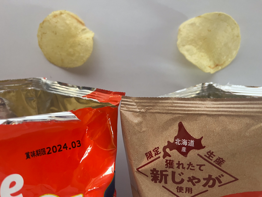 左がレギュラー品の「ポテトチップス  うすしお味」で、右が数量限定販売の「ポテトチップス  うすしお味 できたて実感パック」