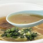 ③日清食品「日清麺NIPPON 横浜家系とんこつ醤油ラーメン」他の2商品と比べてスープはマイルドですが、後からくる旨さと出汁の余韻が結構長いです