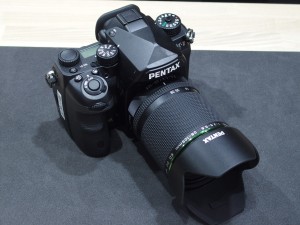 ペンタックスブランド初となるフルサイズ一眼レフカメラK-1。画質や性能がさることながら、背面液晶のフレキシブルチルトが新しすぎる。