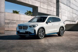 【BMW X1がフルモデルチェンジ】電気自動車のiX1も登場で、コンパクトSUVの選び方が変わる!?