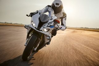 【レース顔してETC標準装備】BMWから最新バイク「S 1000 RR」が登場！