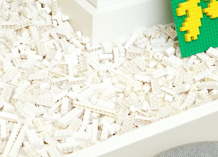 ソファ周辺に敷き詰められた大量のレゴ ブロック
