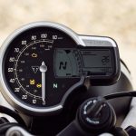 「SCRAMBLER 400 X」大型のアナログスピードメーターとLCDスクリーンを一体化させたスタイルのメーター