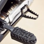 「SCRAMBLER 400 X」グリップ力の高いフラットなフットレスト