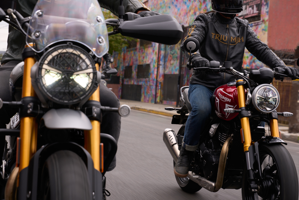 TRIUMPH バイク用
純正バーエンドミラー シルバー 人気必至の中型バイク】普通二輪免許で乗れるトライアンフ
