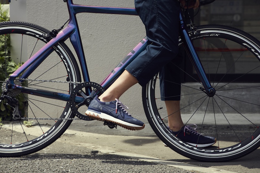 「オニツカタイガー」初！ 自転車を想定した「narifuri」とのコラボレーションシューズを発表！