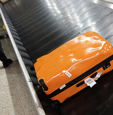 ダメージデザインがインパクト大のスーツケース！