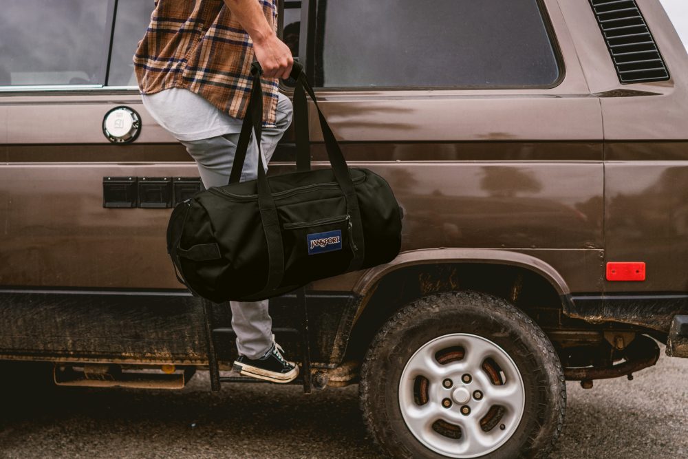 JANSPORT（ジャンスポーツ）の新作ダッフルバッグは旅行やスポーツ、オートキャンプに便利な40ℓ！