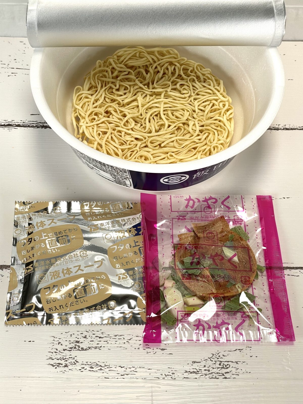 1.「セブンプレミアム飯田商店 にぼしらぁ麺」（東洋水産）煮干し系は添付される袋が多くなる傾向にありますが、なんとスープとかやくのみという潔さ