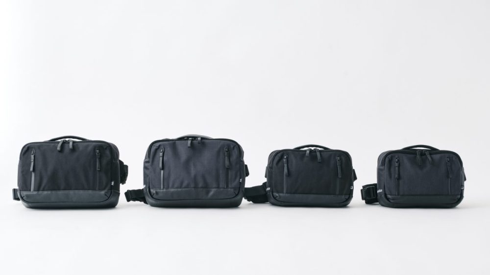 「GEX ショルダーバッグ」Mサイズ（W320×H210×D90㎜)／￥16,500、Lサイズ（W360×H250×D110㎜)／￥18,700／ともに２色展開（ブラック、ノアールグレー）