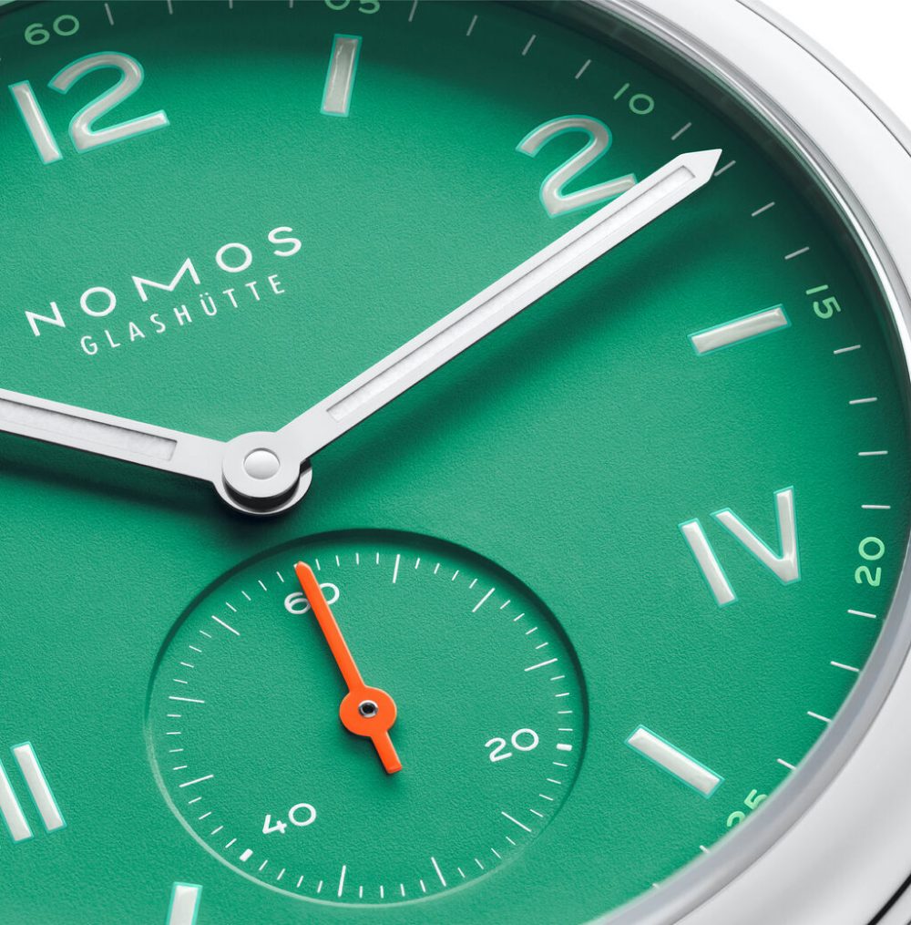 ドイツの高級時計ブランドのノモス グラスヒュッテはクラブキャンパスシリーズの新たなコレクション（コーラルピンク、エレクトリックグリーン）をローンチ。人気です。おすすめです。4月に発売を予定している。