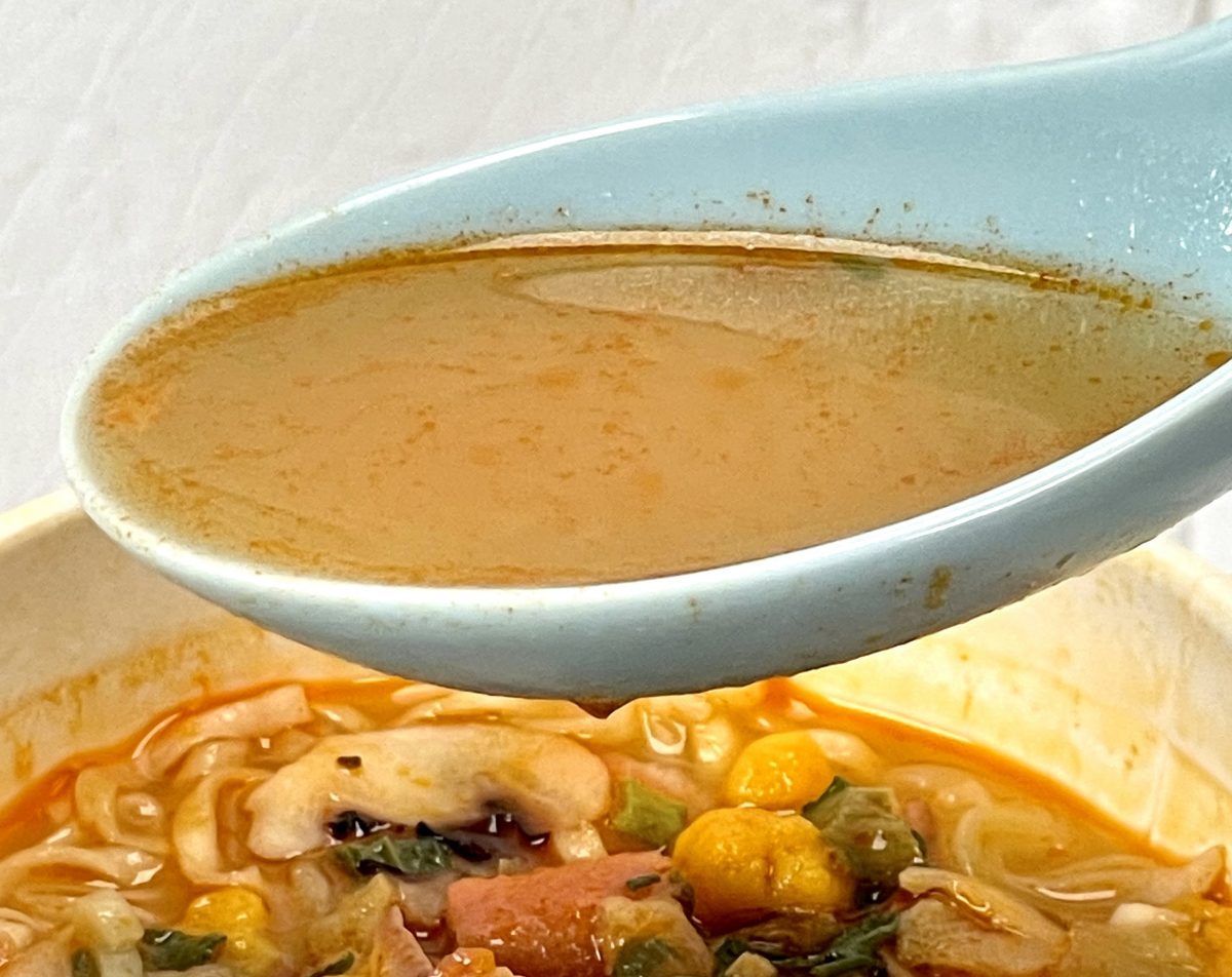 1.「カップヌードル レッドシーフードヌードル」（日清食品）唐辛子やブラックペッパーでポイントを押さえた「辛いけど美味い」スープ