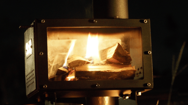 大きな2面ガラスで美しい炎を楽しめる「キャンプ薪ストーブPOSTOVE」