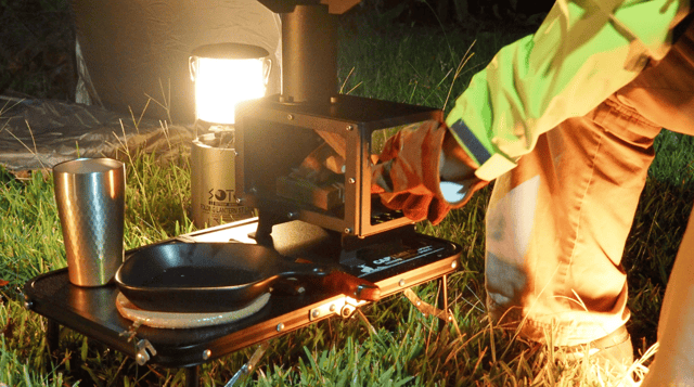 大きな2面ガラスで美しい炎を楽しめる「キャンプ薪ストーブPOSTOVE」