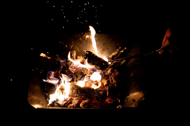 寒い冬のキャンプサイトが暖かくなる最新の焚き火台