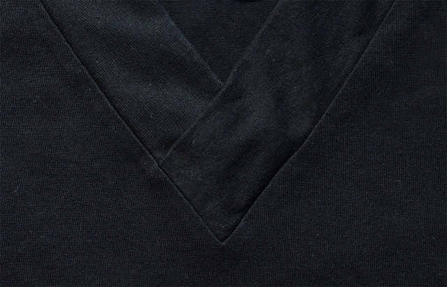 「クロ装束」は着物をイメージする衿幅4cmのＶネックのような形状