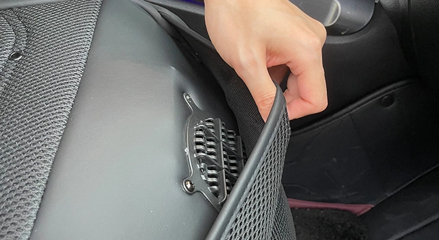 「ファン付き車シート」はエアコンの冷たい空気を効果的に取り込み、26個の送風口から送風