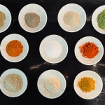 「焼き鳥の塩を販売してほしい！」というお客さんの声に応え開発した「絶品スパイス塩4種」