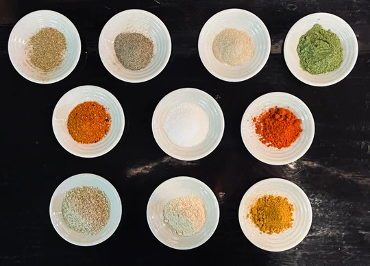 「焼き鳥の塩を販売してほしい！」というお客さんの声に応え開発した「絶品スパイス塩4種」