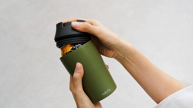 「UnityCanBottle」は緻密に設計されたパッキンにより、飲料缶を入れフタをしたまま飲むことができるタンブラー