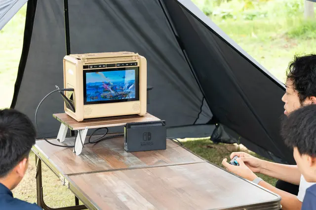 キャンプ中にテレビはもちろん、ゲームや映画なども楽しめる「CS Portable Battery 500TV」