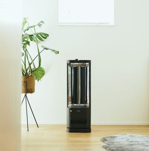 シロカは、家庭用遠赤外線ヒーター「足元ファンヒーター付き 遠赤外線暖房機 にこポカ」を2022年10月29日より発売します。