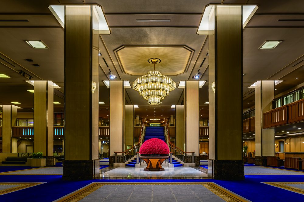 エントランスで出迎えてくれる「ロビー装花」と大階段は、帝国ホテルのシンボルだ