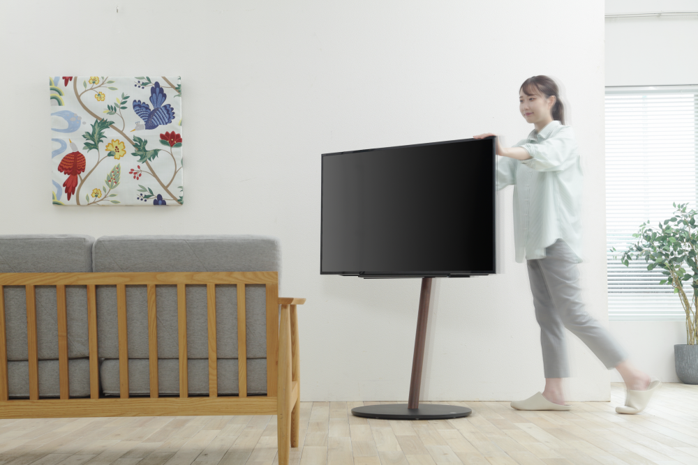テレビ台でも壁掛けでもない選択肢？“移動性バツグン”の自立型テレビ