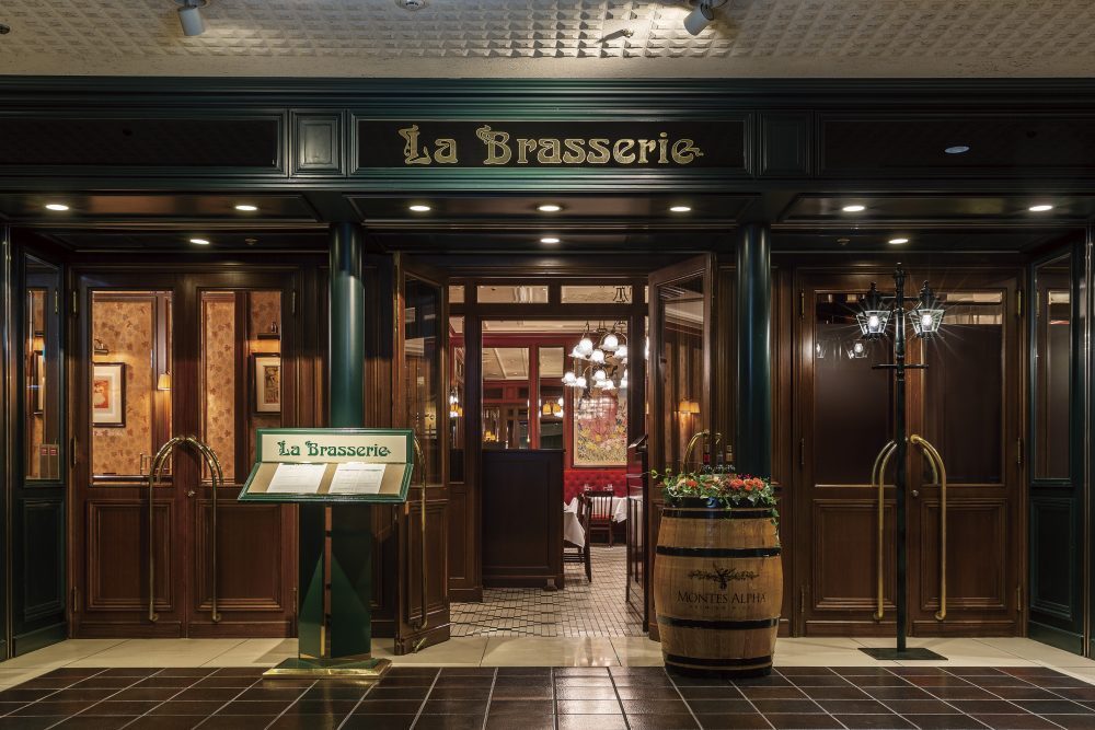 帝国ホテル物語“歴史を巡るフルコース”では、レストラン「ラ　ブラスリー」でランチを楽しめる