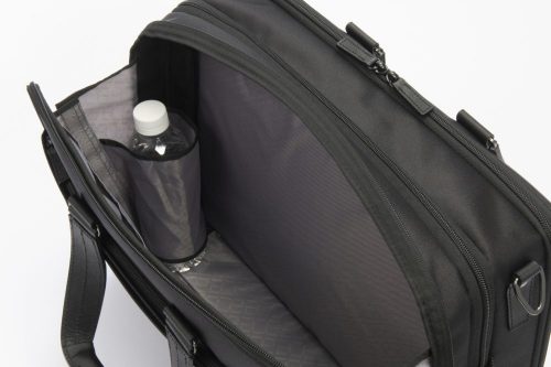 エースの新たな高機能ビジネスバッグは、立体構造で荷物を保護してくれる！