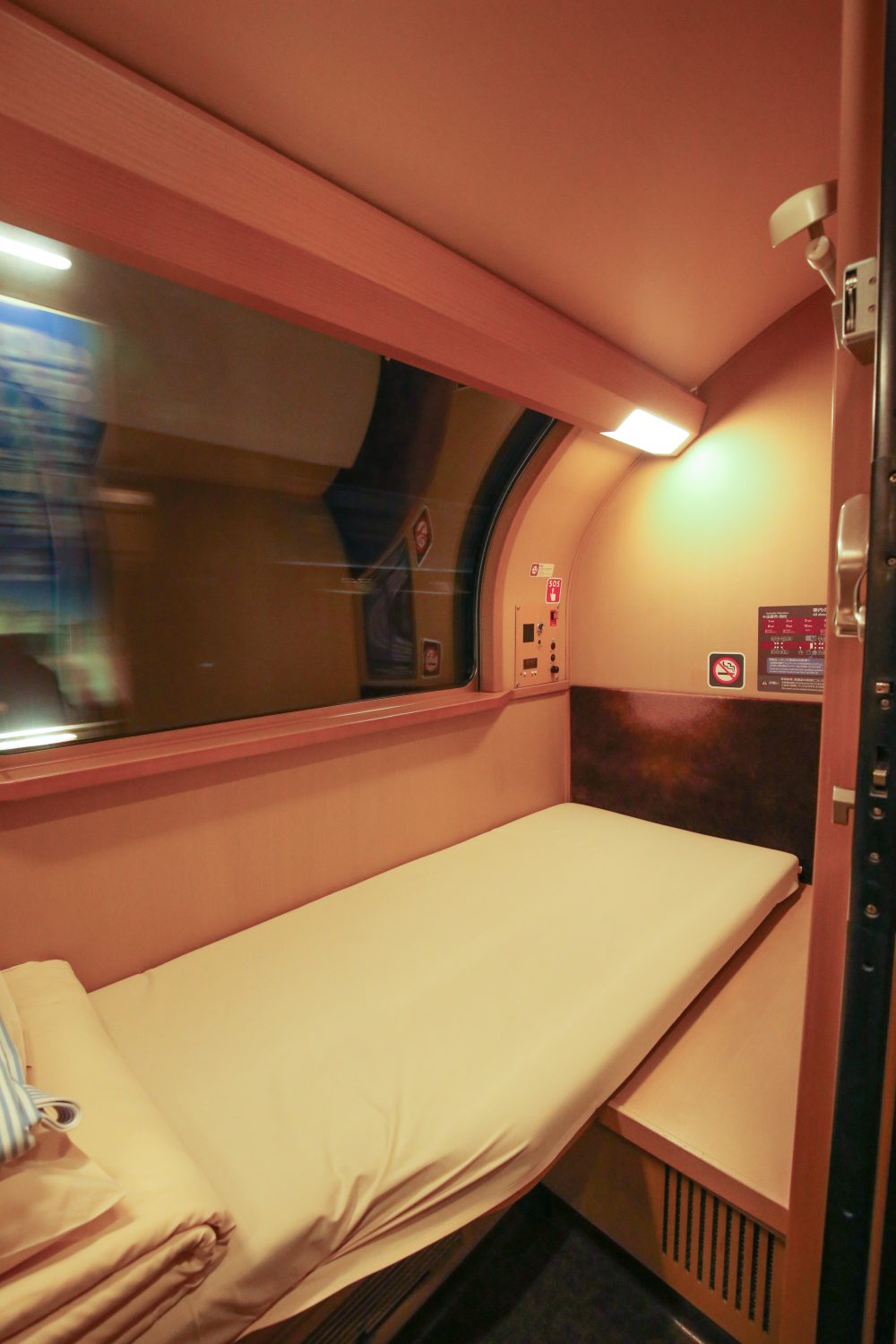 メインとなるB寝台1人用個室「シングル」は床や荷物スペースも十分確保。