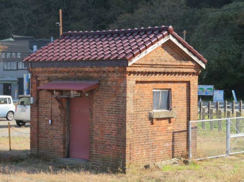 市振駅には明治41年に設置された赤レンガ倉庫が鉄道遺産として残る