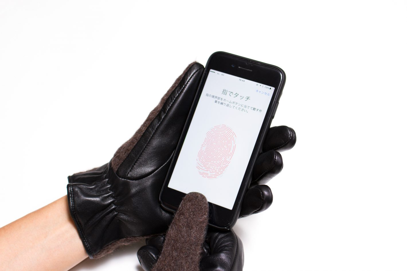 Touch IDが手袋のままでも使える！　世界初のグローブ販売開始