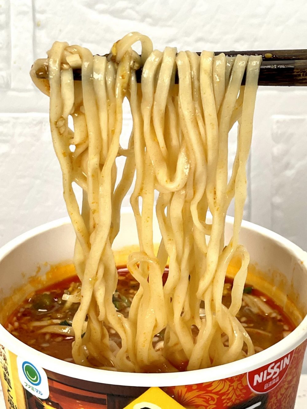 1.「ファミマル 三宝亭咖哩担々麺」（日清食品）平打ち系のほぼストレート麺は、とろみのあるスープとの絡みもバツグンです