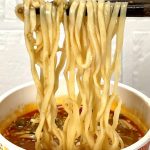 1.「ファミマル 三宝亭咖哩担々麺」（日清食品）平打ち系のほぼストレート麺は、とろみのあるスープとの絡みもバツグンです