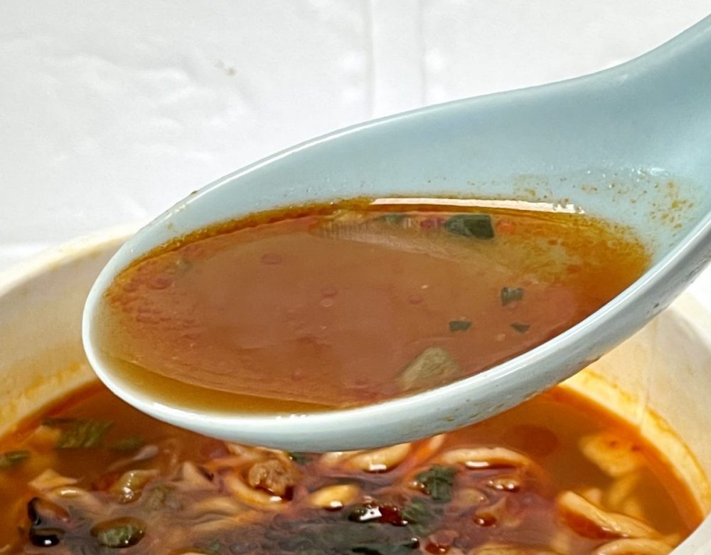 2.「ローソン 香港飯店0410監修 辛ちゃんぽん」（日清食品）しっかりとした複雑なスープで、食べ進めるごとに旨みが増してくる感じはちょっとマジック