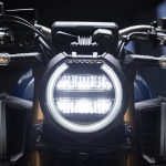 丸型LEDヘッドライトを装備し、流行に左右されないスポーツバイクとしての普遍的な魅力を追求