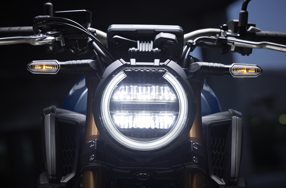 丸型LEDヘッドライトを装備し、流行に左右されないスポーツバイクとしての普遍的な魅力を追求
