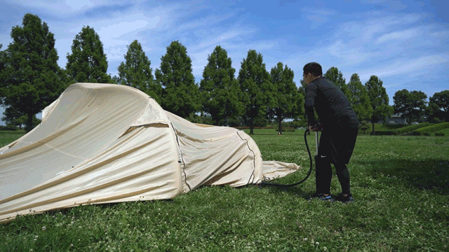 タープとテントが5分で設営可能！最大8人収容の「エアーフレーム大型テント」