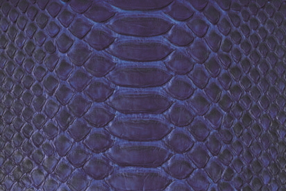 【パイソン（ダイヤモンドパイソン）】　ワイルドなダイヤ形の斑模様があり革質は非常に丈夫。背割りしたハシゴ状の鱗が人気。アミメニシキヘビなど