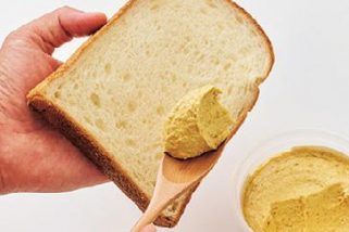 【塗るだけでカレーパン!?】カルディで売れてる「パンに塗るだけ食品」人気トップ3の再現度に驚き！