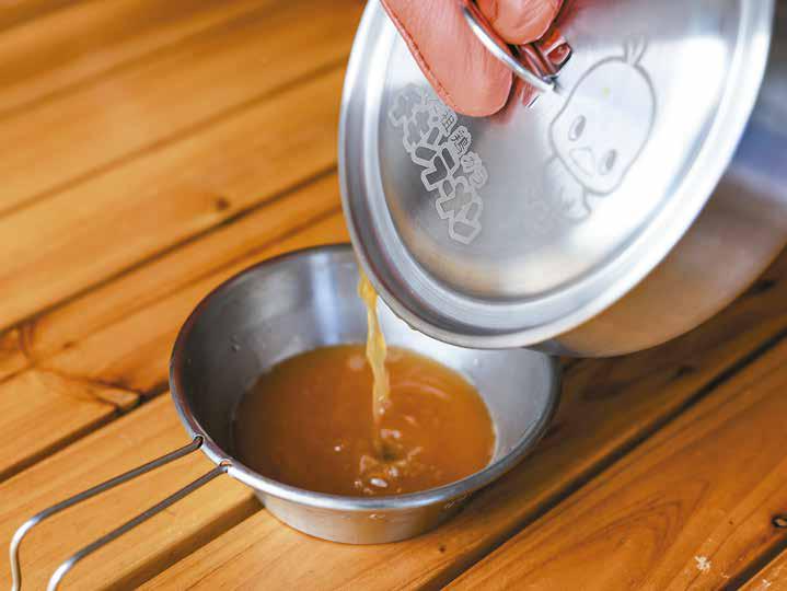 ゆで汁を1/4になるようカップに移す。残りの汁はスープとして