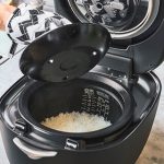 タイガー魔法瓶／土鍋ご泡火炊き JRX-T100　専用の中ぶたを使うことで炊飯空間を最適化する「一合料亭炊き」。0.5合にも対応する