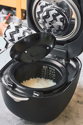 タイガー魔法瓶／土鍋ご泡火炊き JRX-T100　専用の中ぶたを使うことで炊飯空間を最適化する「一合料亭炊き」。0.5合にも対応する