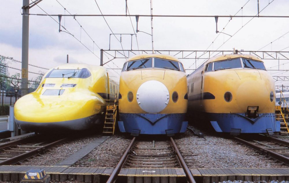 東海道新幹線の開業とともに誕生したドクターイエロー。写真左から現役のT4、丸い鼻が懐かしいT2、T3と歴代車両が並ぶ