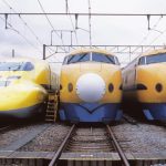 東海道新幹線の開業とともに誕生したドクターイエロー。写真左から現役のT4、丸い鼻が懐かしいT2、T3と歴代車両が並ぶ