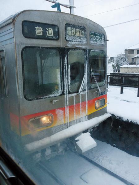 富山地鉄では都会を走っていた元東急の車両が雪をつけながら走っています！