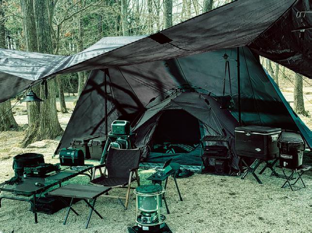 「BLACKSTYLE」　大型シェルターの内側に寝室となる小型テントを張るカンガルースタイル