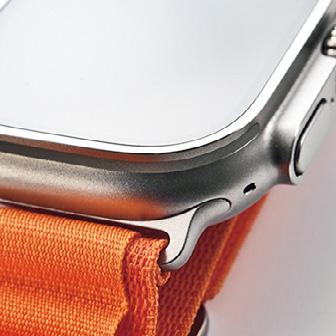「Apple／Apple Watch Ultra」タフな素材をふんだんに使用しており、ケースには頑丈なチタニウムを採用。サファイアクリスタルを囲むように突起し、衝撃から守る